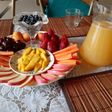 Bandeja y jugo de frutas de la estación