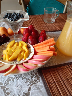Una foto de Bandeja y jugo de frutas de la estación