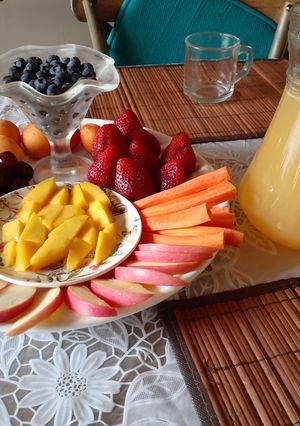 Una foto de Bandeja y jugo de frutas de la estación