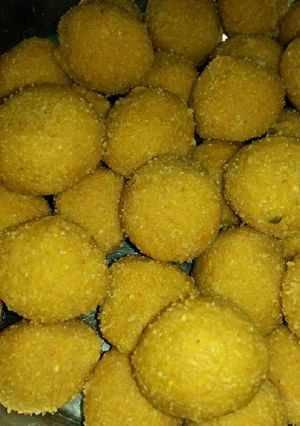 A picture of Chana dal laddo.