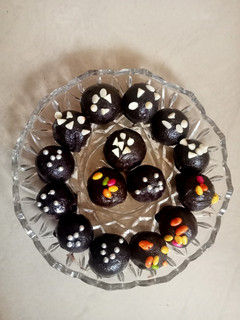 ચોકલેટ બોલ્સ (Chocolate Balls Recipe In Gujarati) રેસીપી મુખ્ય ફોટો