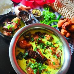 A picture of Punjabi Kadhi Pakoda.
