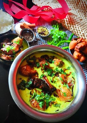A picture of Punjabi Kadhi Pakoda.