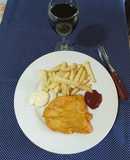Pechuga de pollo apanado con papas fritas..
