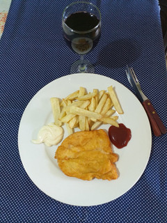 Una foto de Pechuga de pollo apanado con papas fritas..