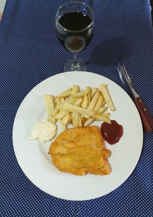 Una foto de Pechuga de pollo apanado con papas fritas..