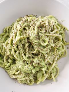 Una foto de Salsa pesto de aguacate y albahaca