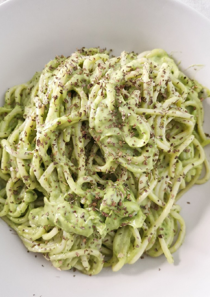 Una foto de Salsa pesto de aguacate y albahaca