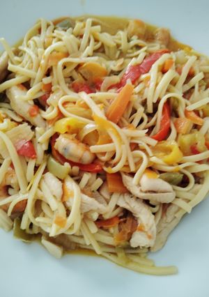 Una foto de Tallarines con Verduras, Gambas y Pollo a las Finas Hierbas
