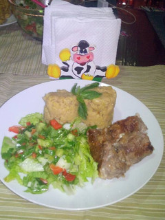 Una foto de Envoltorios de carne de res con picadillo de vegetales frescos y puré de plátanos