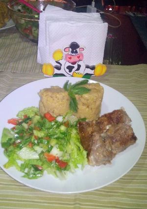Una foto de Envoltorios de carne de res con picadillo de vegetales frescos y puré de plátanos