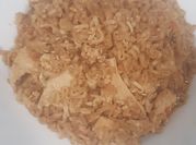 Una foto de fideos con pollo y salsa