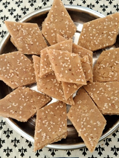 ગોળ પાપડી(Gol papadi recipe in gujarati) રેસીપી મુખ્ય ફોટો