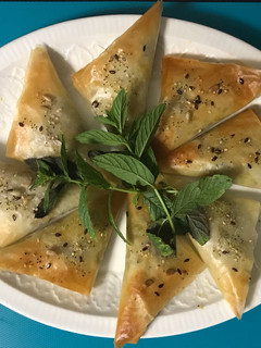 Una foto de Samosas de filo con relleno de carne.(Μεζές= tapa).. y versión vegetariana