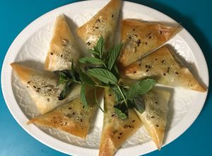 Foto principal de Samosas de filo con relleno de carne.(Μεζές= tapa).. y versión vegetariana