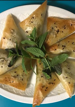 Una foto de Samosas de filo con relleno de carne.(Μεζές= tapa).. y versión vegetariana