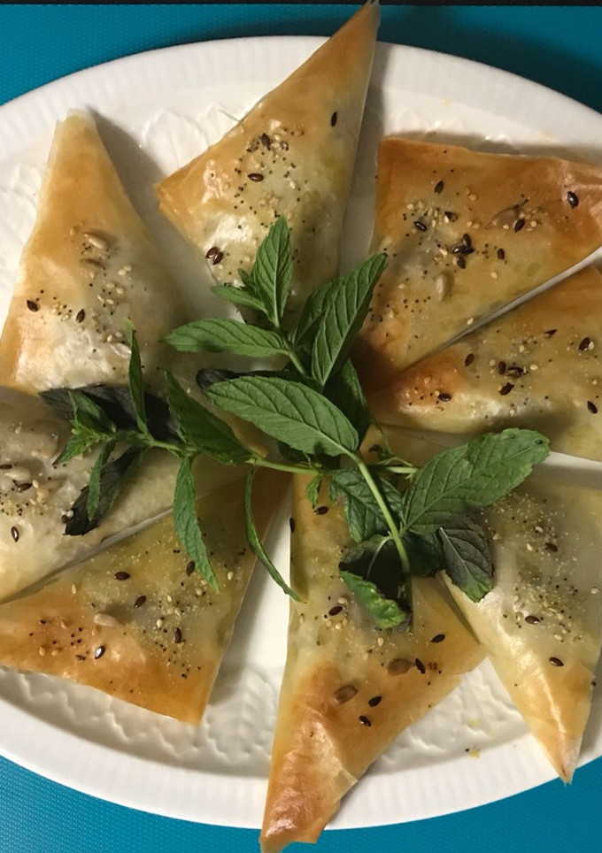Una foto de Samosas de filo con relleno de carne.(Μεζές= tapa).. y versión vegetariana