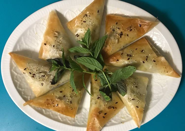 Samosas de filo con relleno de carne.(Μεζές= tapa).. y versión vegetariana