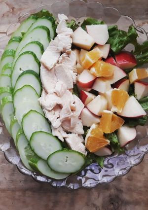 Hình của món Salad gà hoa quả Hàn Quốc.