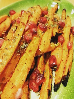Una foto de Zanahorias asadas con harissa y granada