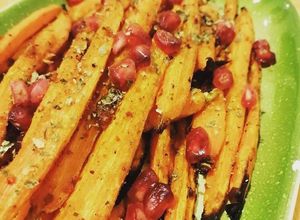 Una foto de Zanahorias asadas con harissa y granada