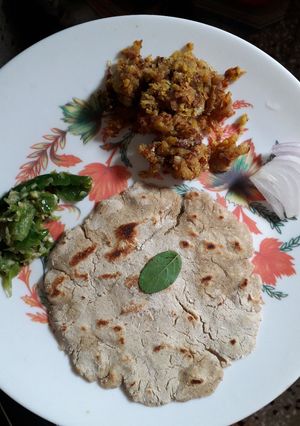 चटपटीत भाकरी (chatpatit bhakari recipe in marathi) रेसिपी चे मुख्य फोटो 