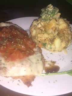 Una foto de Milanesa a la napolitana con papas salteadas