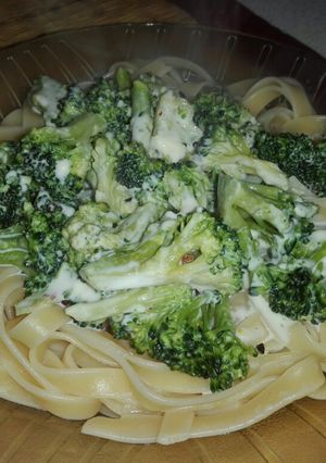 Una foto de Fideos con brócoli a la crema de queso