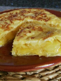 Una foto de Tortilla de patata con cebolla caramelizada