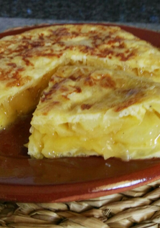 Una foto de Tortilla de patata con cebolla caramelizada