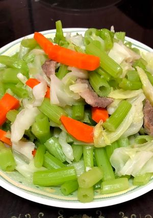 紅蘿蔔芹菜炒肉 的食譜成品照片