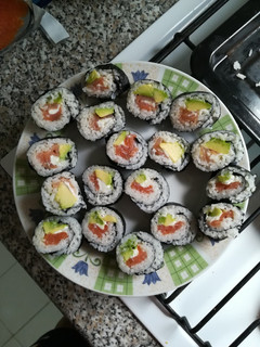 Una foto de Sushi con salmón, aguacate y Philadelphia