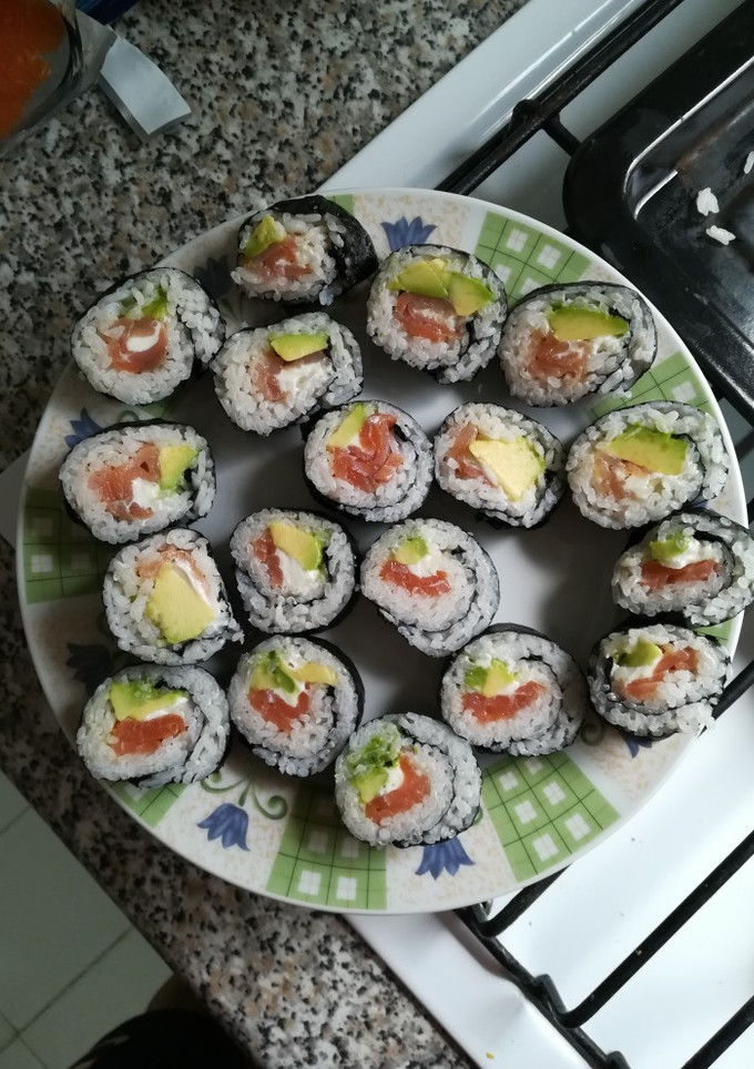 Una foto de Sushi con salmón, aguacate y Philadelphia