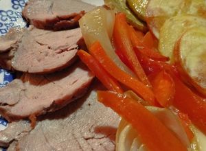 Una foto de Solomillo de Cerdo al Horno con Verduras Súper Fácil y jugoso