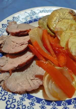 Una foto de Solomillo de Cerdo al Horno con Verduras Súper Fácil y jugoso