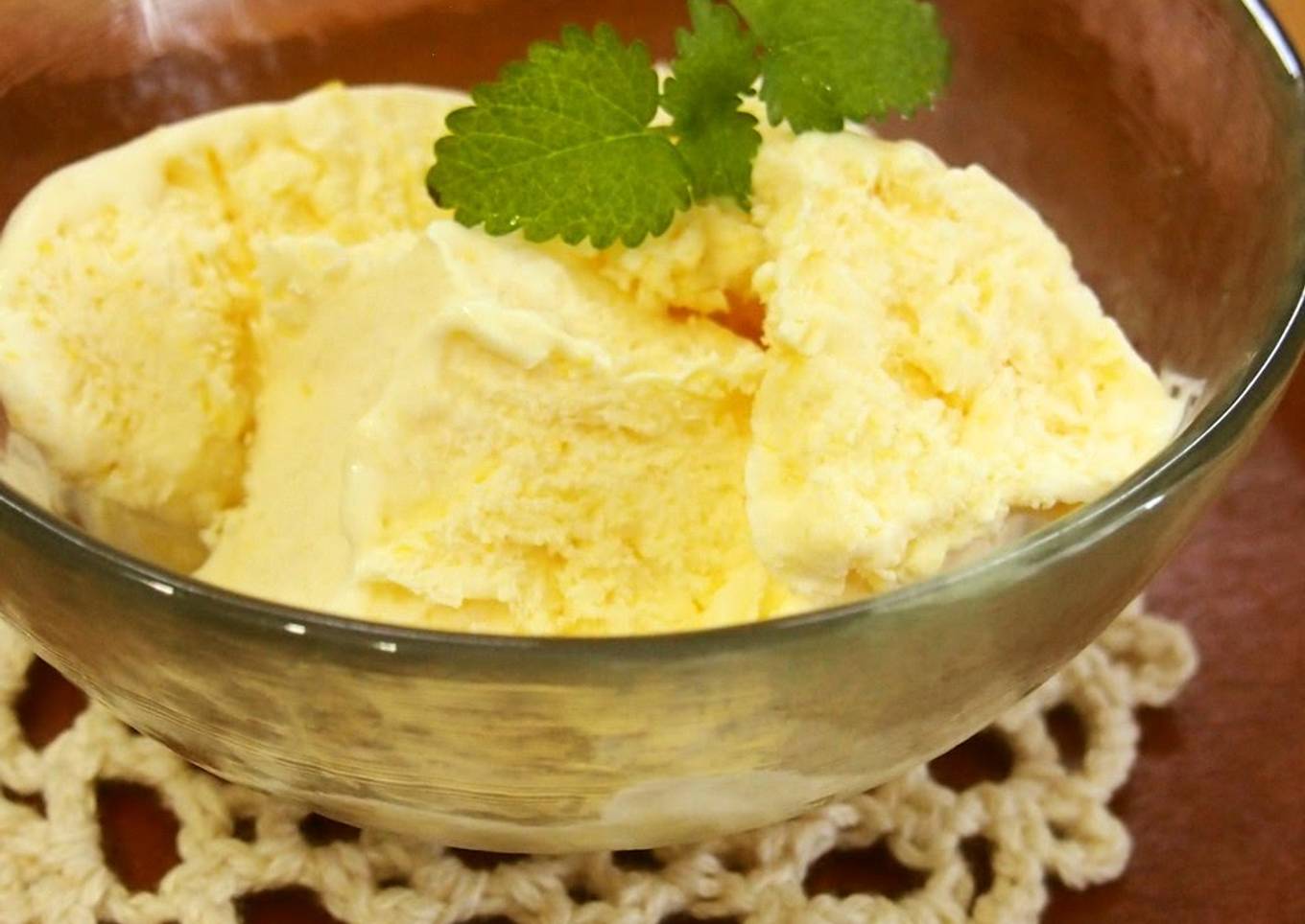 White yogurt ice cream