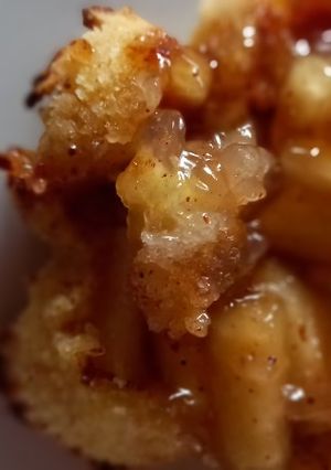 Una foto de Crumble de manzana con avena, en taza (micro) y al horno