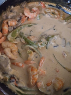 Una foto de Salmón con camarones en crema de chipotle