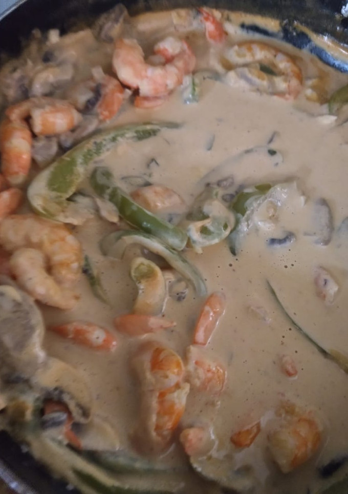 Una foto de Salmón con camarones en crema de chipotle