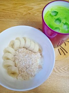 Hình của món Yến mạch sữa chua và sinh tố rau bina.