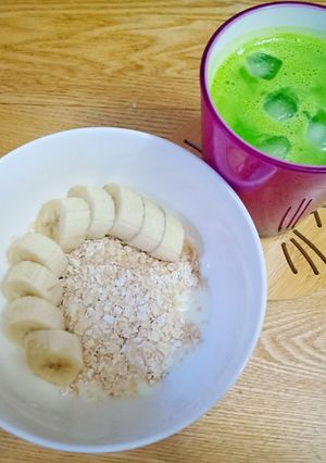 Hình của món Yến mạch sữa chua và sinh tố rau bina.