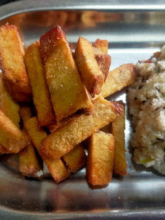 A picture of Fried Yam Finger Chips.
