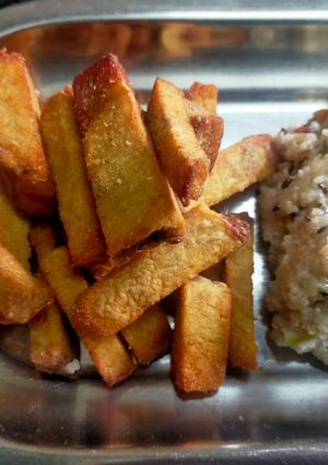 A picture of Fried Yam Finger Chips.