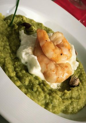 Foto di Crema di piselli con burratina e gamberi