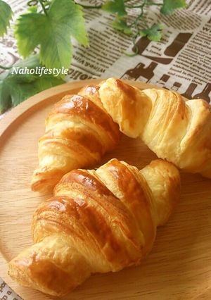 A picture of Flaky Croissants.