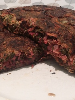 Una foto de Tortilla de Hojas y Pencas de Remolacha, y Tallarines sobrantes
