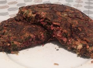 Una foto de Tortilla de Hojas y Pencas de Remolacha, y Tallarines sobrantes