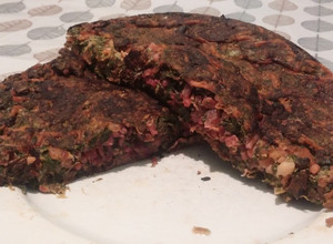 Una foto de Tortilla de Hojas y Pencas de Remolacha, y Tallarines sobrantes