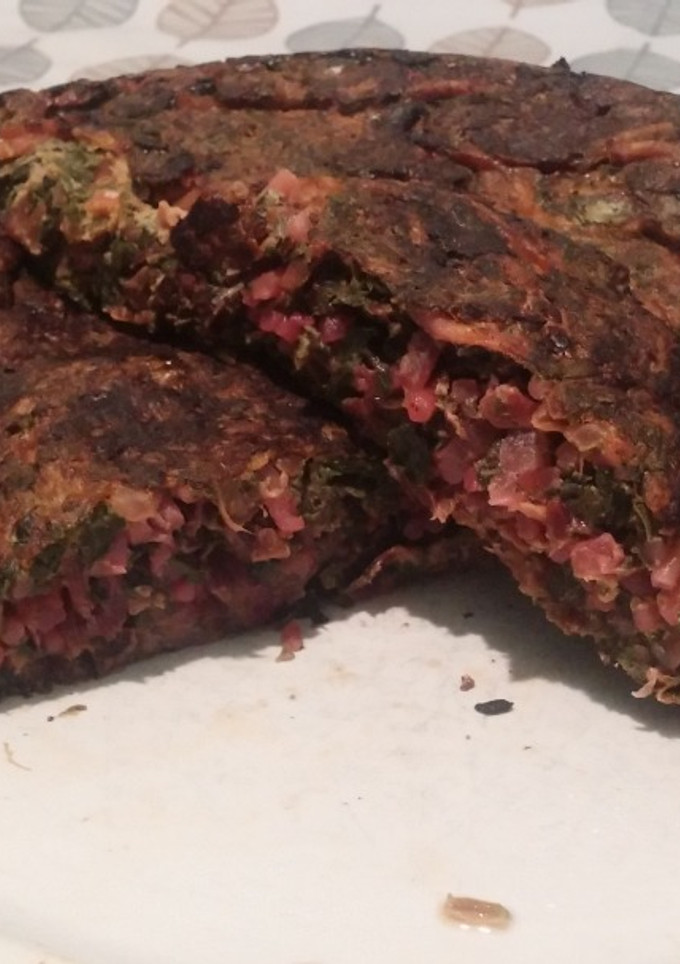 Una foto de Tortilla de Hojas y Pencas de Remolacha, y Tallarines sobrantes