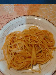 Una foto de Spaghetti con tomate y albahaca. ॐ